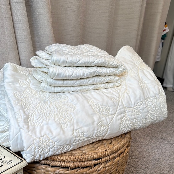 Martha Stewart Queen Cream Quilted Embroidered Coverlet And 2 Matching Shams - Picture 13 of 13